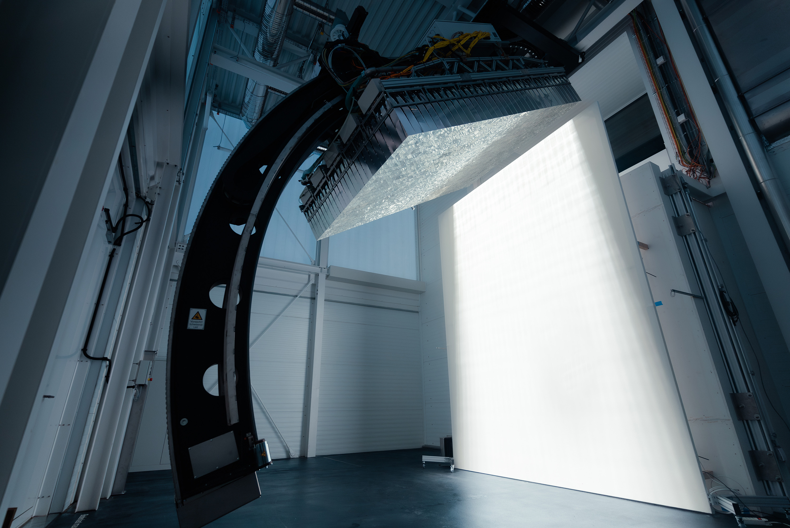 The lab’s artificial sun consists of hundreds of LEDs fixed to a movable arm. Photo: ETH Zurich