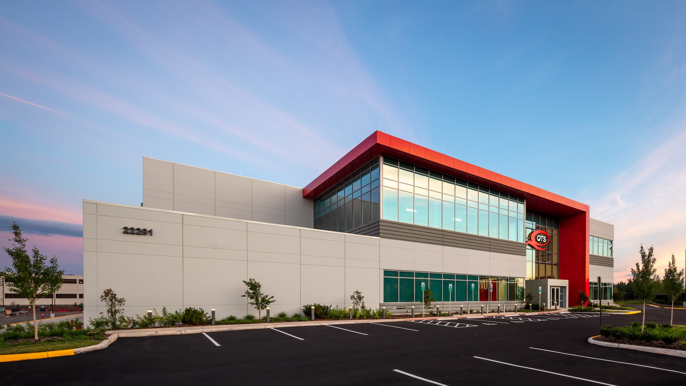 Located on 24 acres in Ashburn, Va., the QTS Shellhorn Data Center is designed with function and aesthetic in mind, along with unique touches that allow it to stand out in the dense data center alley. Photo © Kurt Griesbach, courtesy Corgan