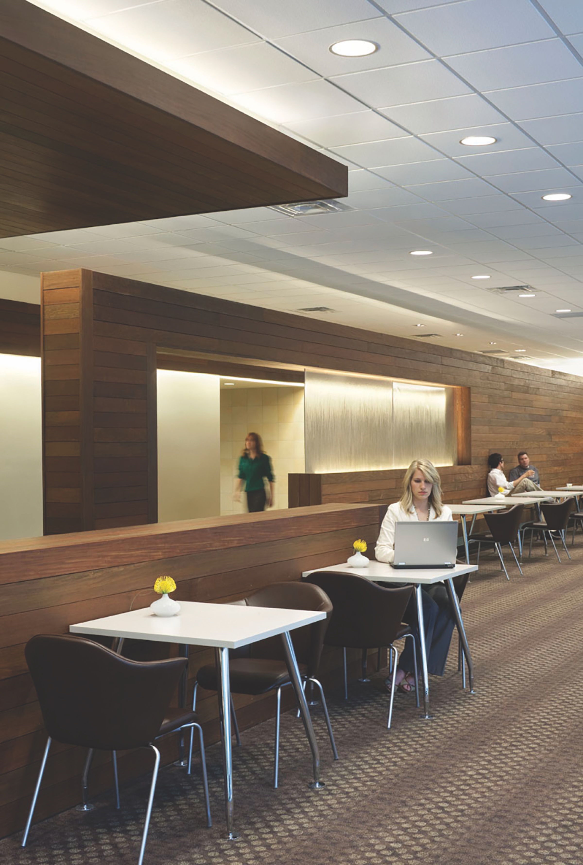 Bellevue Medical Center, like many new healthcare settings, is modeled on a hospitality environment: warm and welcoming, incorporating a modern vocabulary comprising vernacular rectilinear shapes made of natural materials including stone, wood, metal, and glass while using simple, linear forms that tie the building to the surrounding landscape. Photo: Farshid Assassi, courtesy HDR